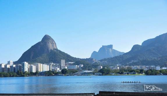Lagoa Rodrigo de Freitas em dia de céu azzul, um dos mais belos e conhecidos cartões postais do Rio de Janeiro, Ao fndo, a Pedra da Gávea, que vamos subir em alguns dias